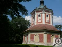 Nedaleko Schořova stojí barokní kaplička, od které je nádherný výhled na Polabí a Železné hory