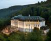 Hotel Radium Palace je impozantní neoklasicistní palác ve vídeňském stylu obklopený malebným lesoparkem. Již v době svého vzniku v roce 1912 patřil mezi nejlepší lázeňské hotely v Evropě a platí to dodnes. Ani po letech neztratil nic ze svého půvabu. Svým šarmem oslovuje klientelu z celého světa.  Romantickou atmosféru tohoto historického skvostu Jáchymova podtrhují rozsáhlé balustrády, krytá kolonáda a původní architektonické detaily.